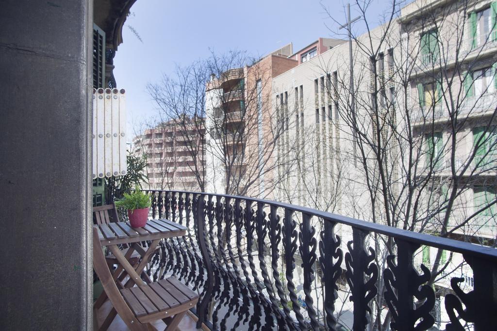 Aparteasy - Authentic Family Apartment Barcelona Bagian luar foto
