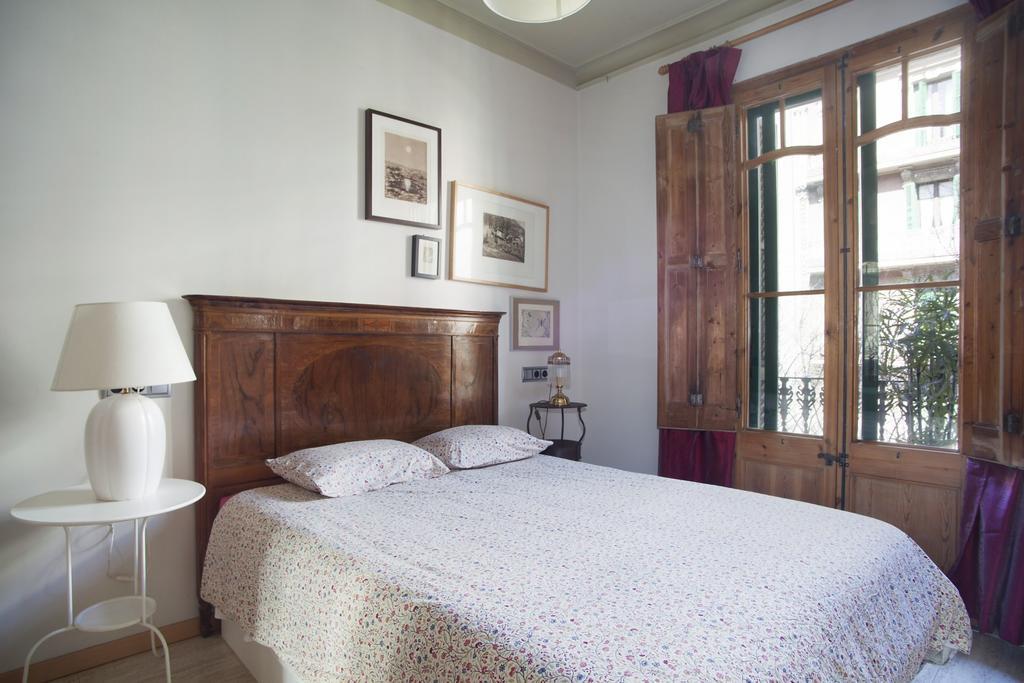 Aparteasy - Authentic Family Apartment Barcelona Bagian luar foto